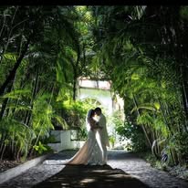 Cortejo y pareja en jardín